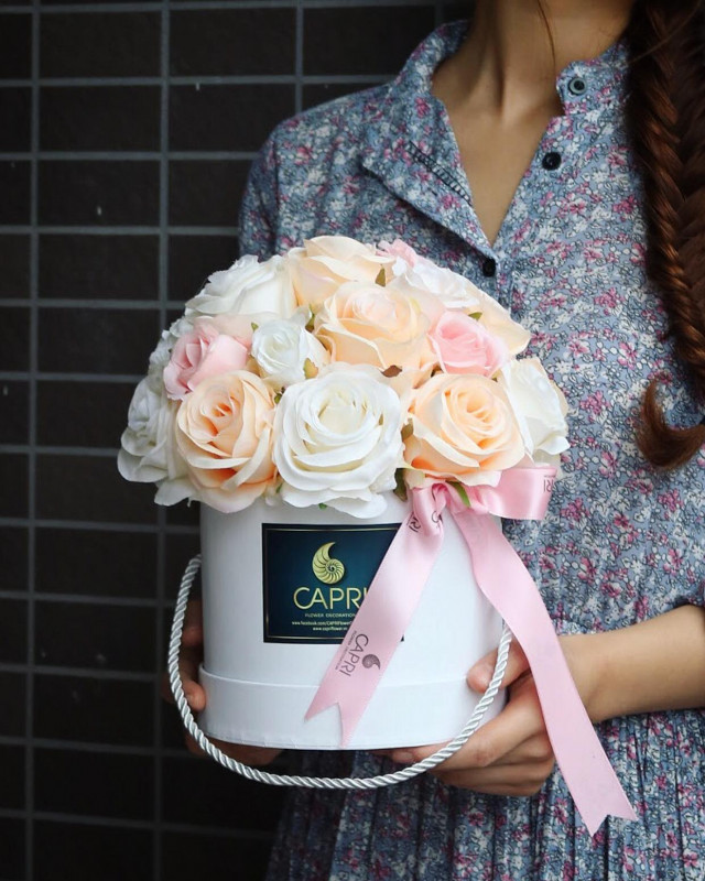 Ngày Valentine Trắng và hoa lụa quà tặng của Capri